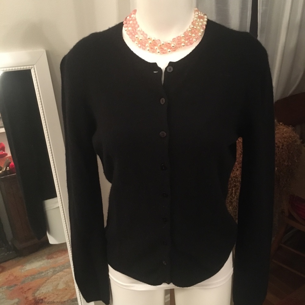 ❄️ CASHMERE sweater from Bloomingdale’s.